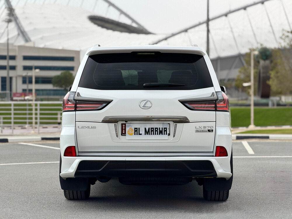 Lexus LX570 Black Edition S - 4