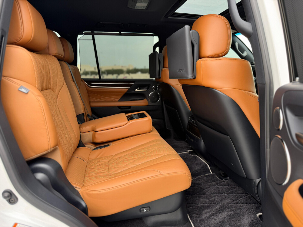 Lexus LX570 Black Edition S - 6