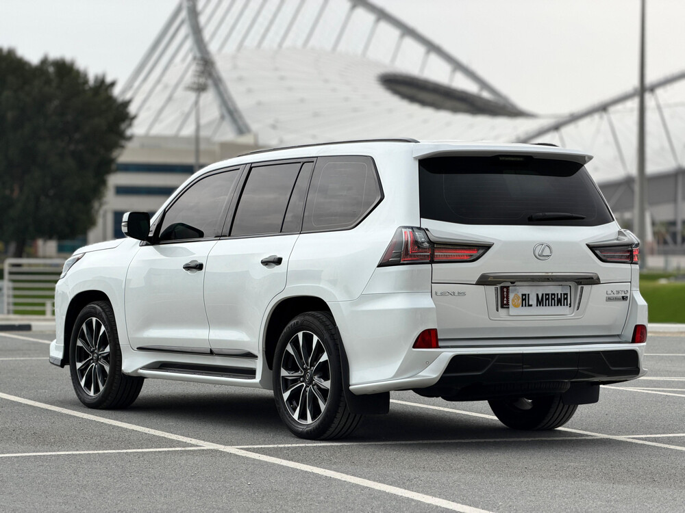Lexus LX570 Black Edition S - 5