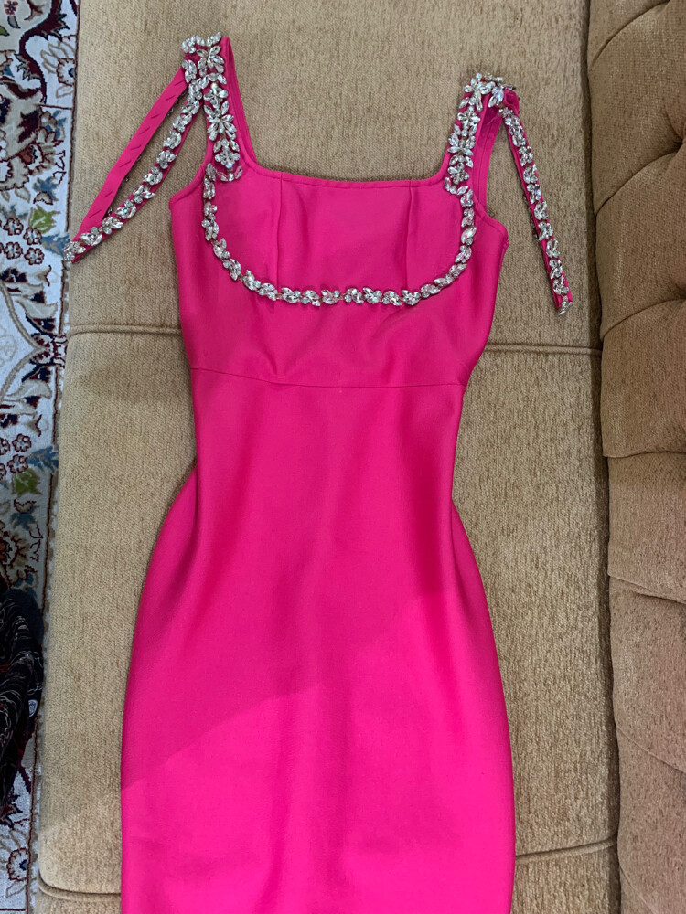 A beautiful and elegant dress - 1