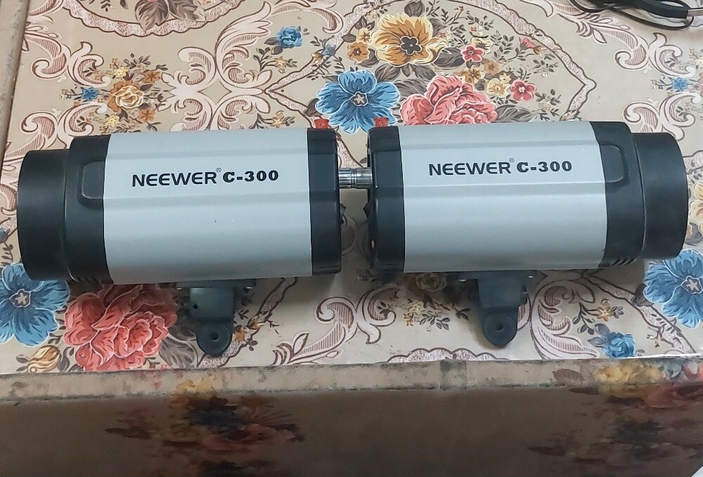 Neewer C-300 Studio Lighting - 1
