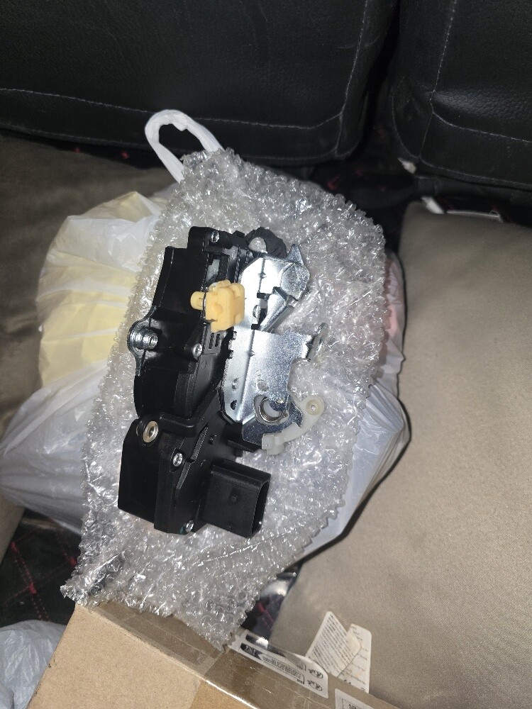 GMC YOKON  car Door lock  availabl - 1