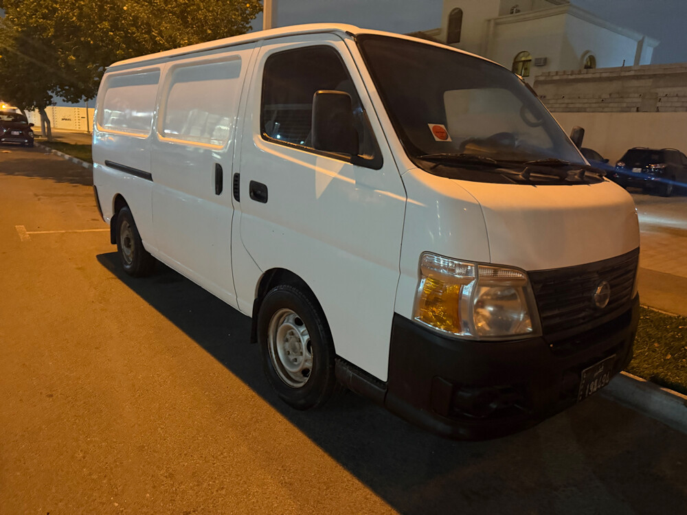nissan dedivery van — photo 1 for sale in Qatar