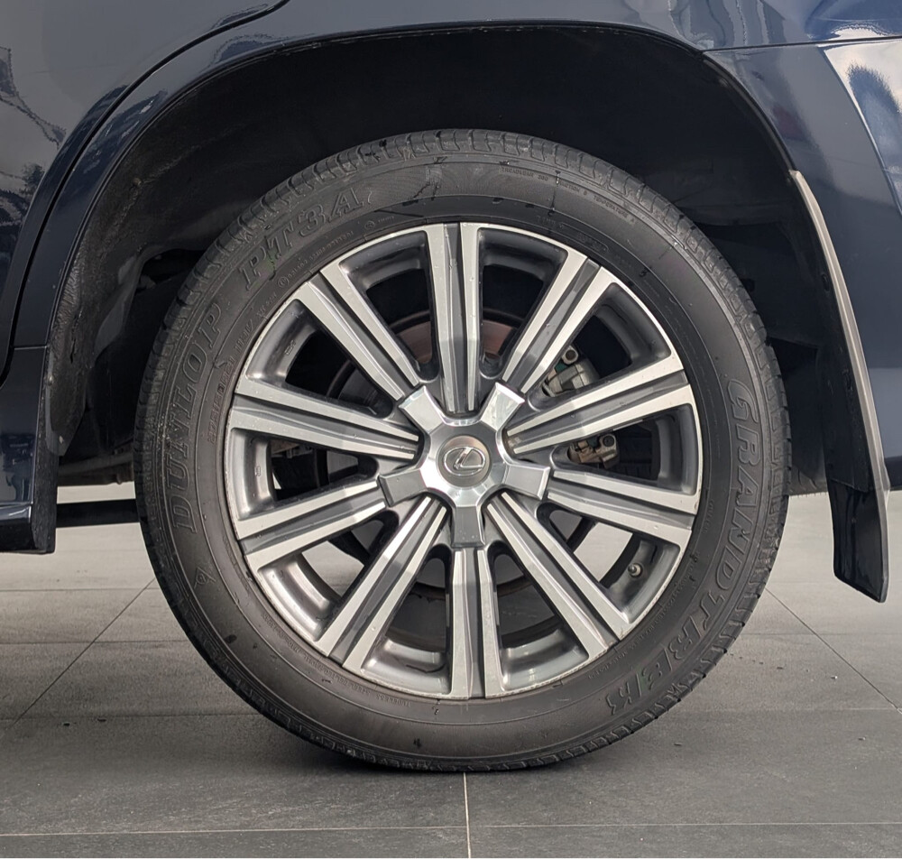 2017 Lexus LX 570 -full service h - 10