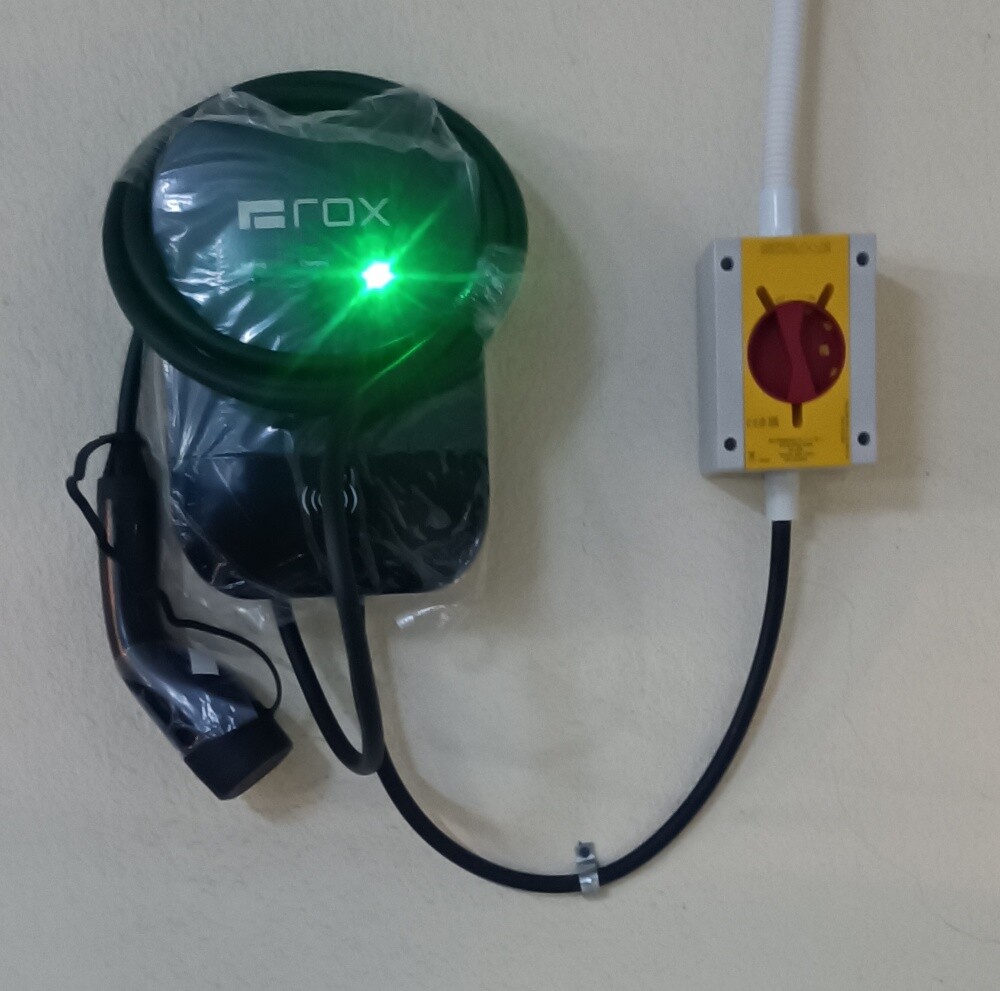 tesla byd rox any charger install - 4