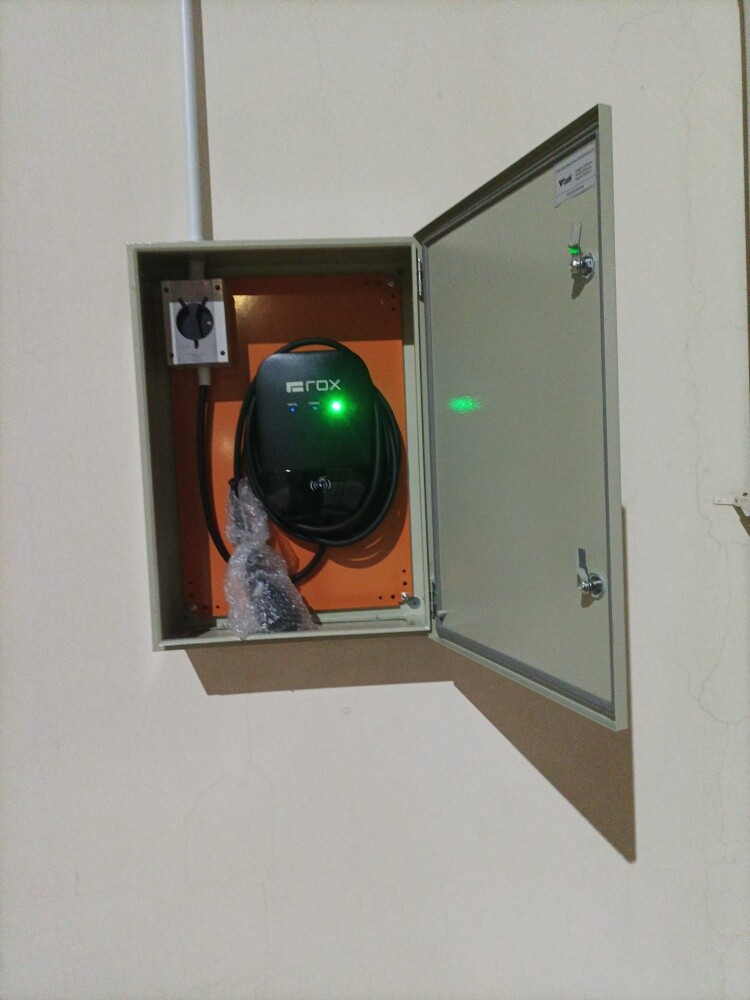 tesla, byd rox charger installati - 2