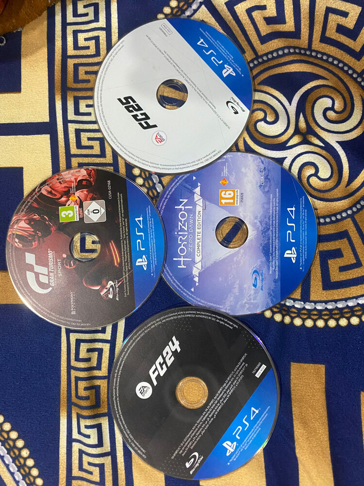 PlayStation 4 slim - 3