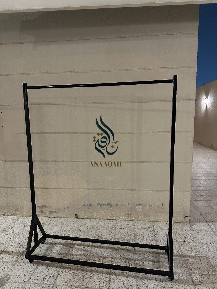 طاولات وعلاق ملابس - 1