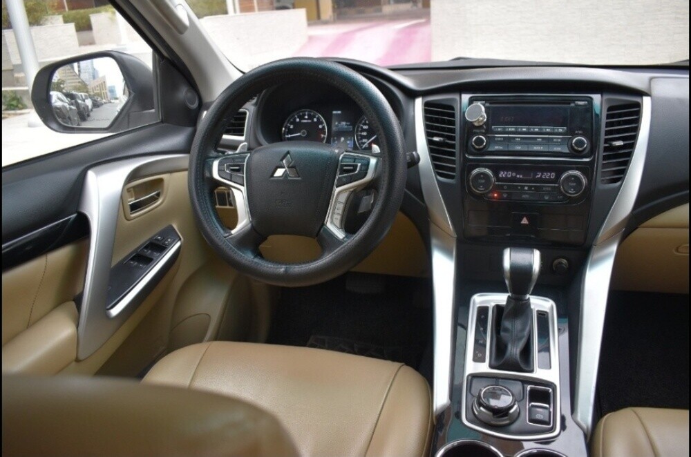Montero sport 2017 low mileage — photo 6 for sale in Qatar