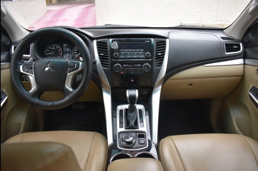 Montero sport 2017 low mileage — photo 5 for sale in Qatar