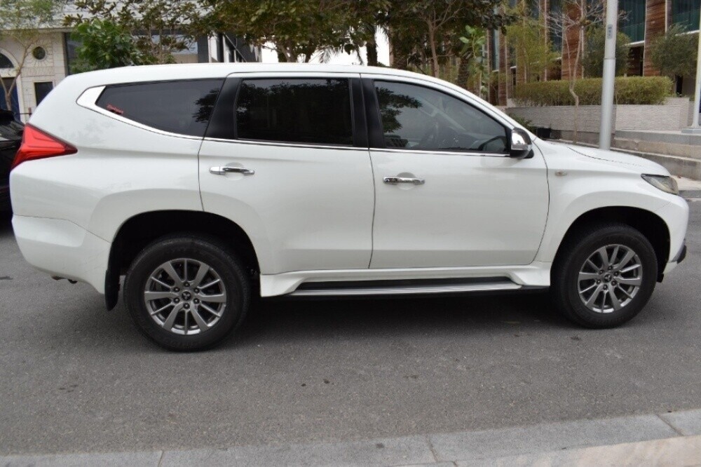 Montero sport 2017 low mileage — photo 4 for sale in Qatar