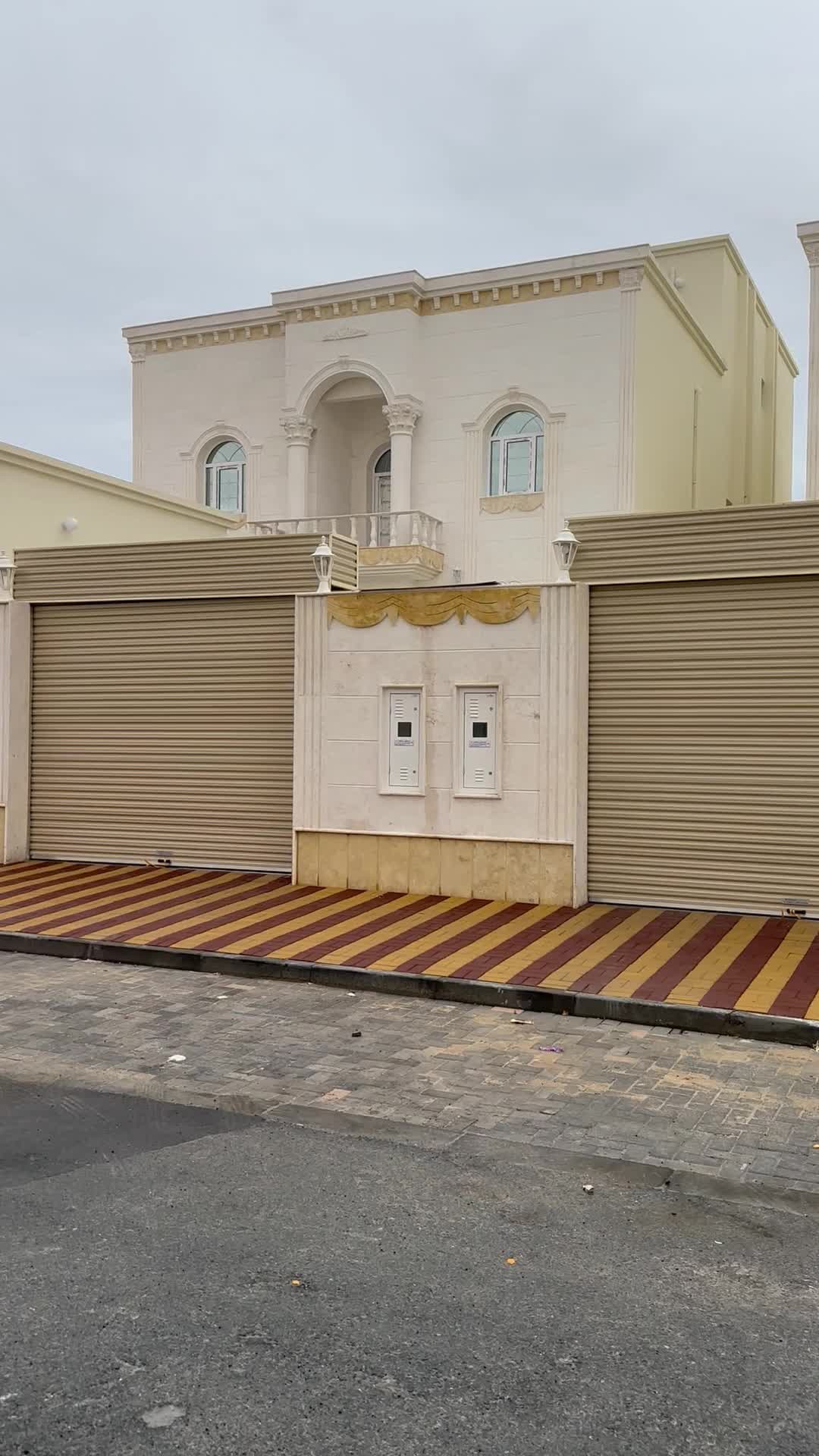 للبيع فيلا معيذر الجنوبي ٥٥٠م جدي - 1