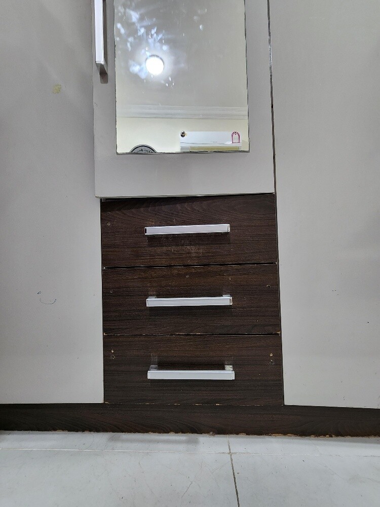 5 DOOR CUPBOARD WITH DRAWS - 4