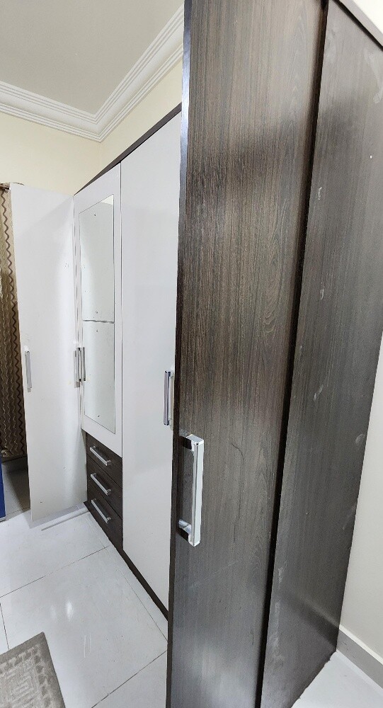 5 DOOR CUPBOARD WITH DRAWS - 3