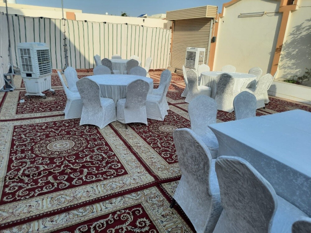 طاولات طعام بالمفرش - 1