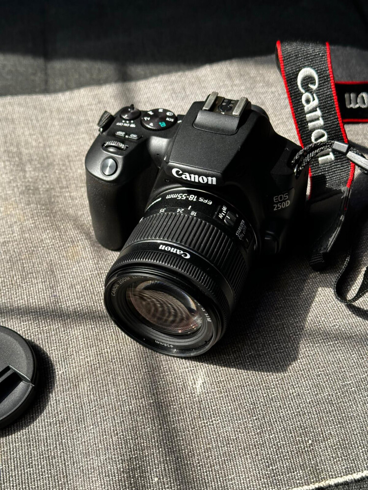 CANON EOS 250D  - 1