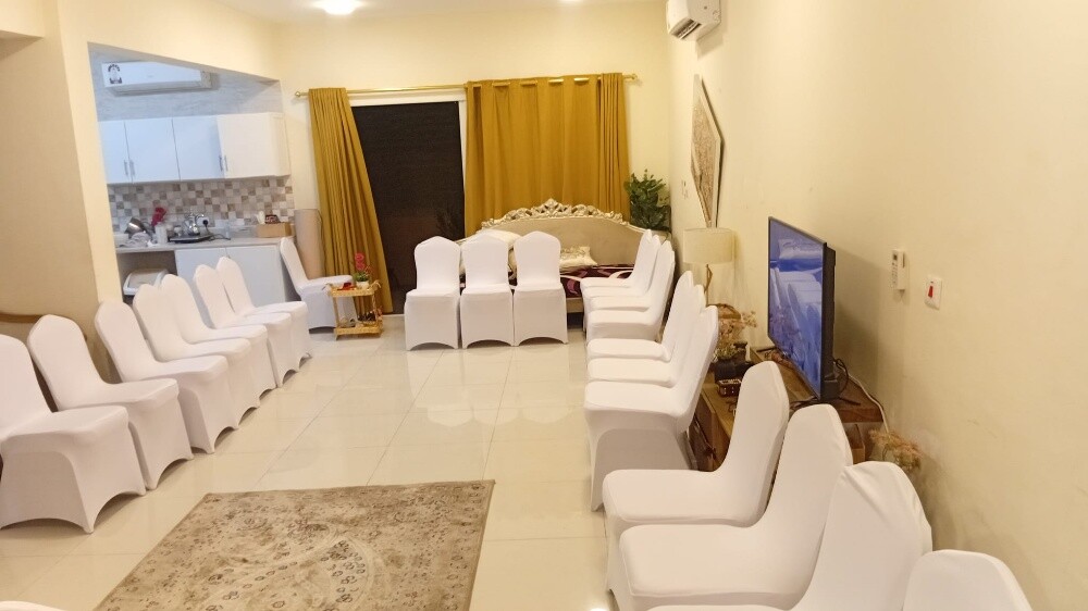 طاولات وكراسي وتغطيه ستائر وسجاد - 12