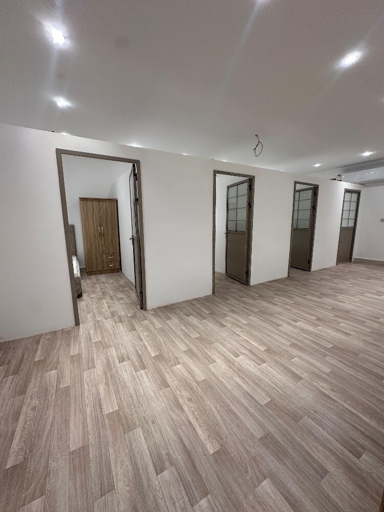 High-quality vinyl flooring. - 5