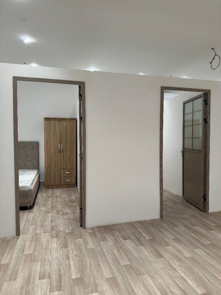 High-quality vinyl flooring. - 7