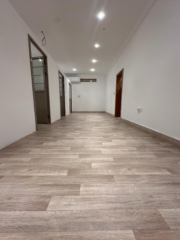 High-quality vinyl flooring. - 1