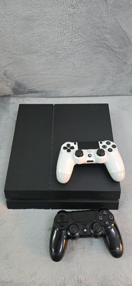 ps4 console 1TB good condition - 2