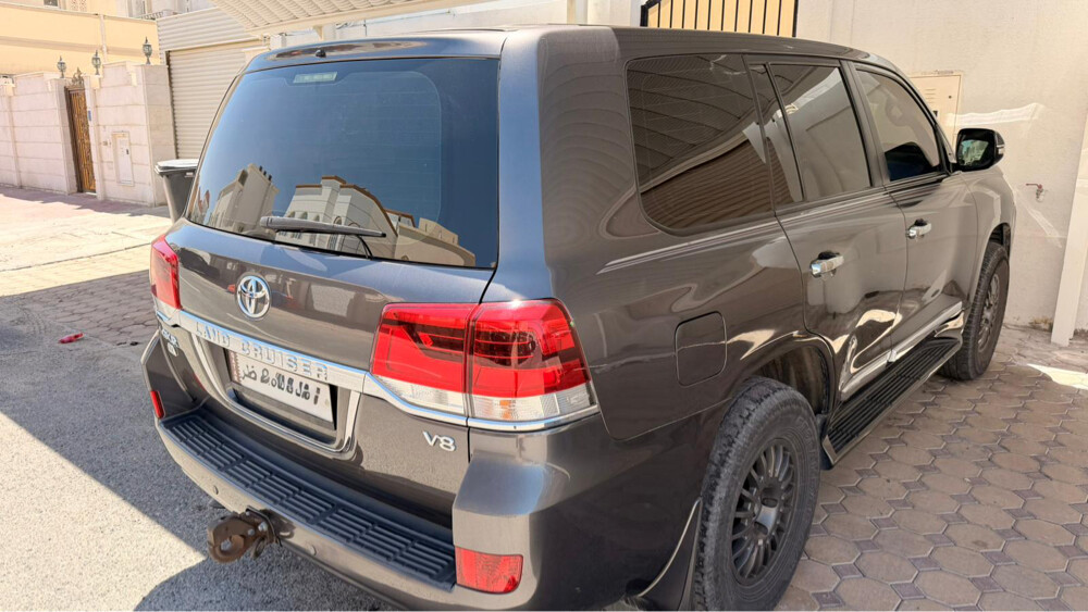 The car is excellent, the body of the machine, the paint is good, it has 7 minor accidents, and there is no eloquent accident, who wants to contact me — photo 2 for sale in Qatar
