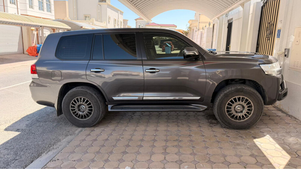 The car is excellent, the body of the machine, the paint is good, it has 7 minor accidents, and there is no eloquent accident, who wants to contact me — photo 4 for sale in Qatar