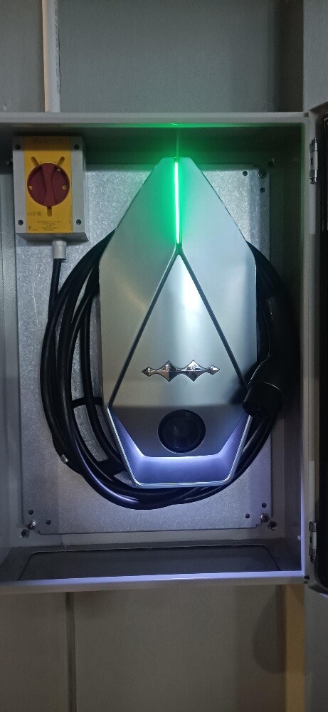 tesla byd rox any charger install - 1