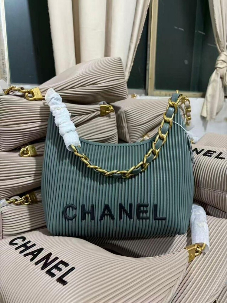 كوني مميزه مع ماركه شانيل ٠ - 4