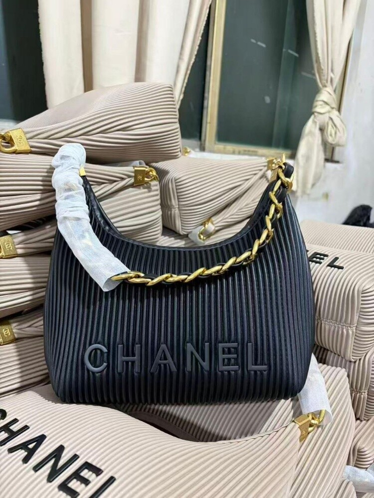 كوني مميزه مع ماركه شانيل ٠ - 6