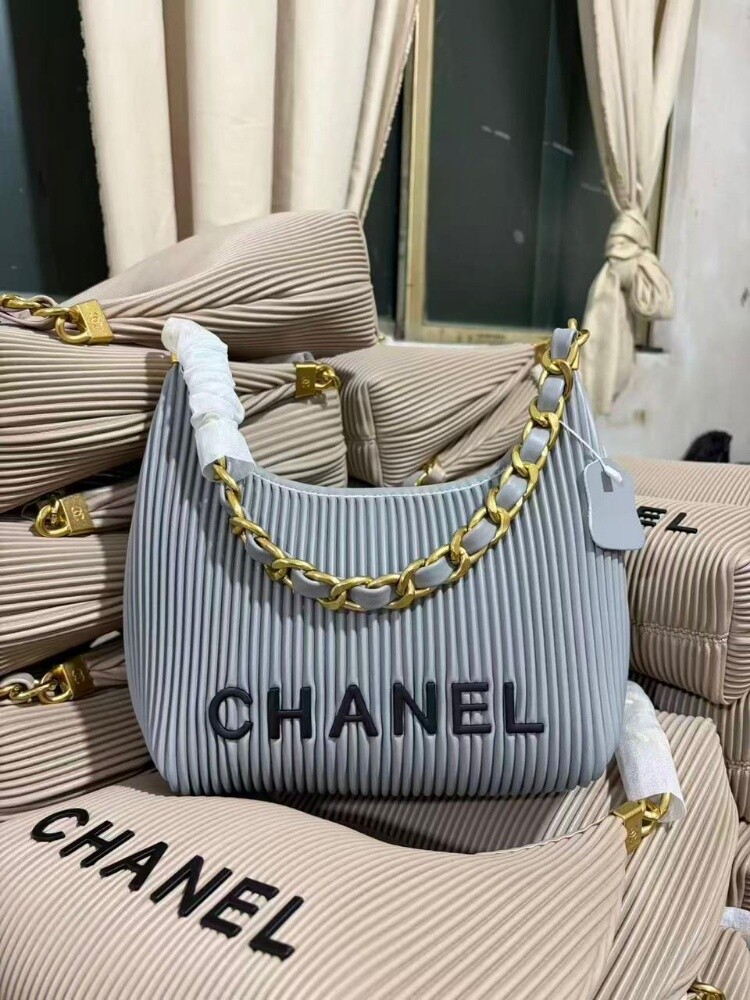 كوني مميزه مع ماركه شانيل ٠ - 3