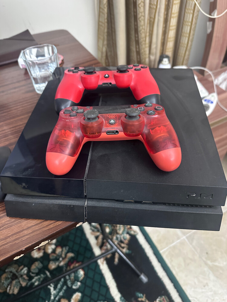 ps4 with 2 controller - 2