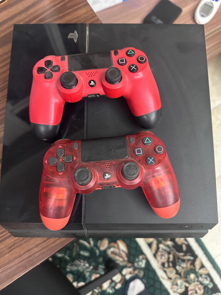 ps4 with 2 controller - 1
