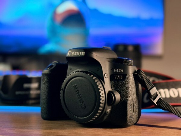 Canon EOS 77D + EF-S 18-135mm - 2