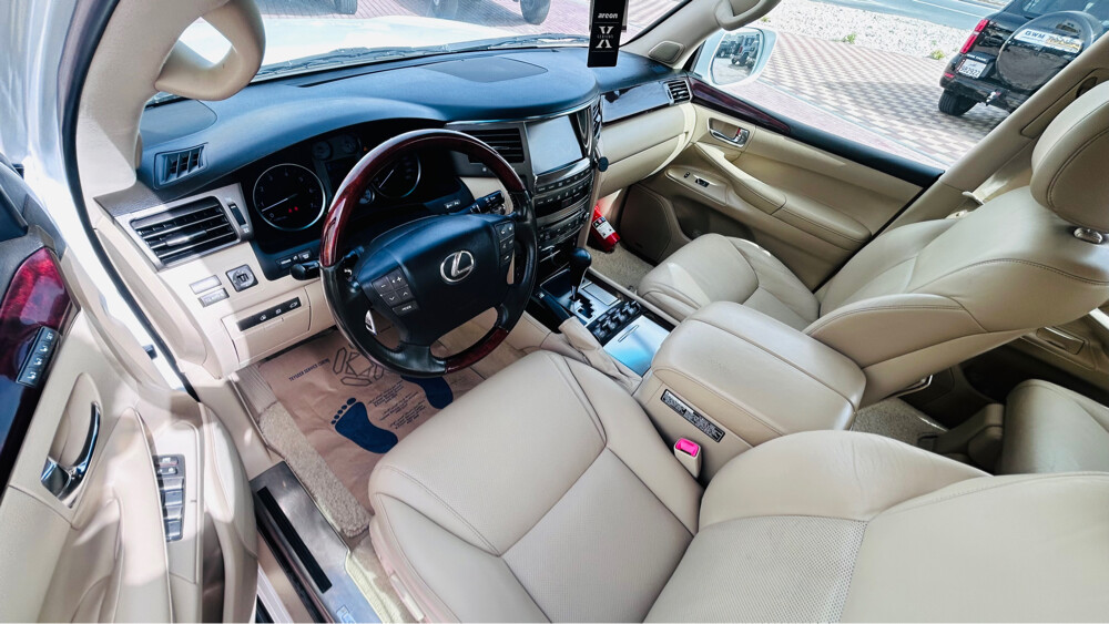 Lexus LX 570, 2011 model - 11