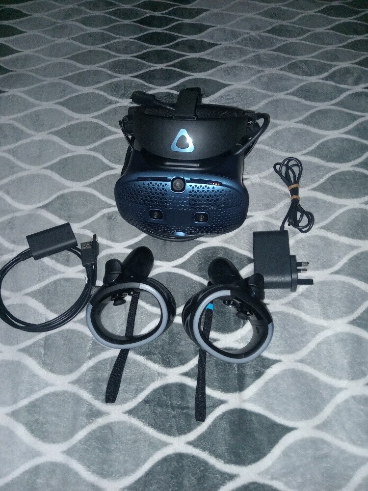 HTC VIVE COSMOS VR - 1