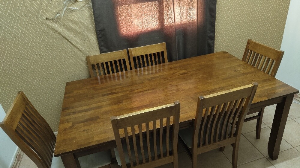 TABLE WITH 6 CHAIRS (AMAZING COND - 4