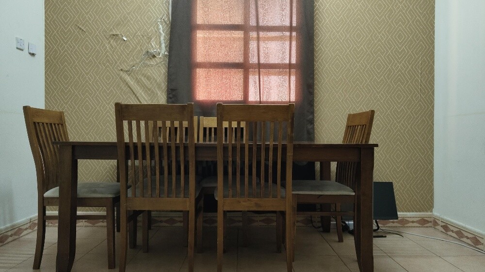 TABLE WITH 6 CHAIRS (AMAZING COND - 3