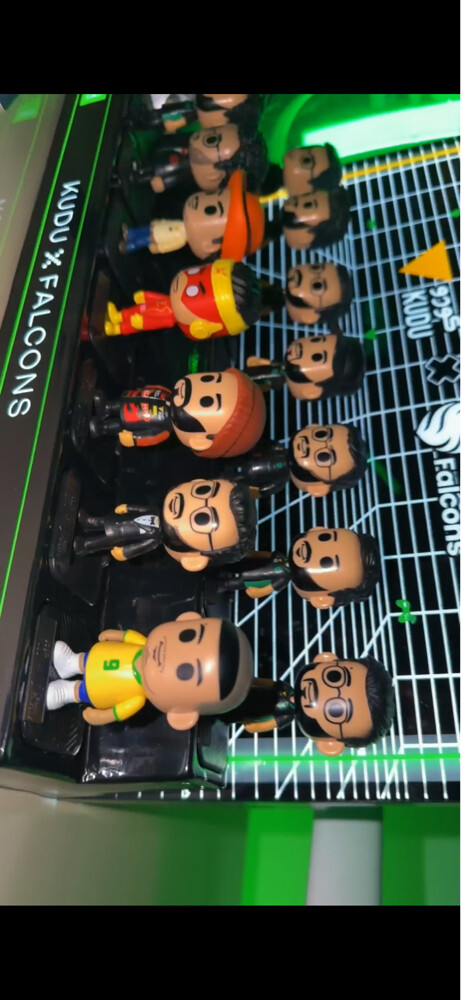 Falcon team figures - 1