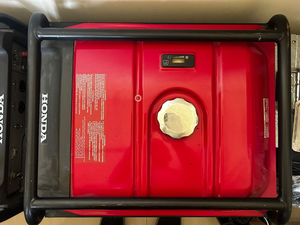 2 Honda Generator like new - 5