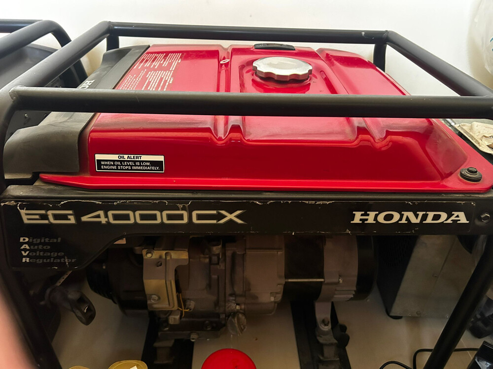 2 Honda Generator like new - 7
