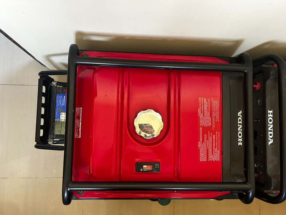 2 Honda Generator like new - 8
