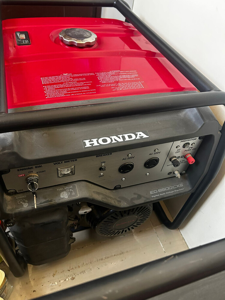 2 Honda Generator like new - 9