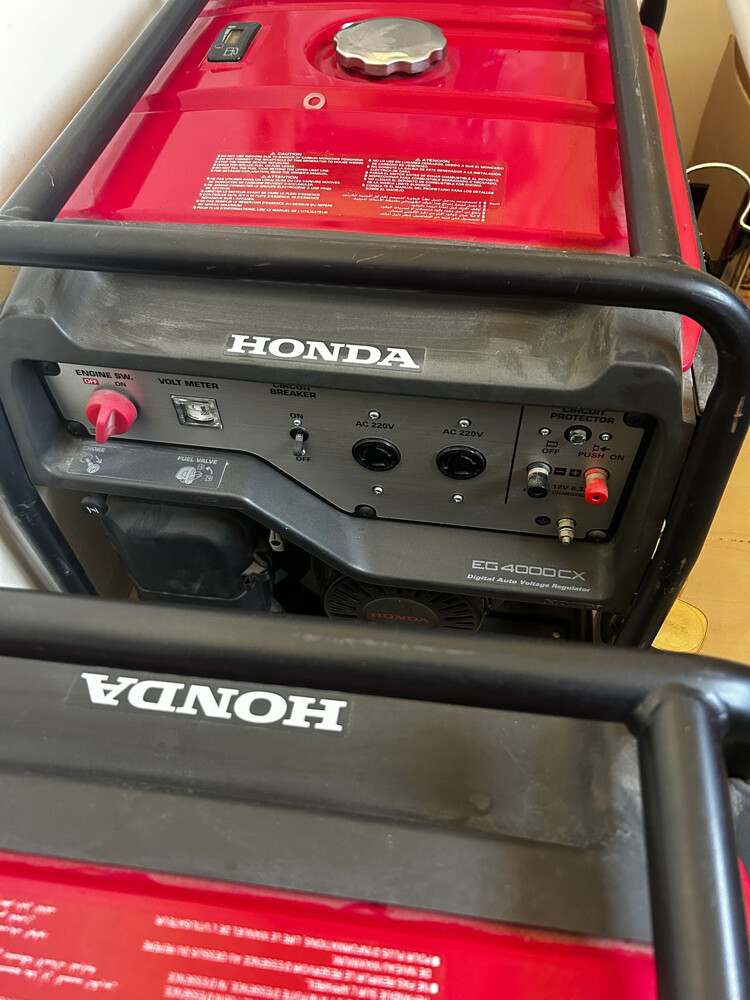 2 Honda Generator like new - 6