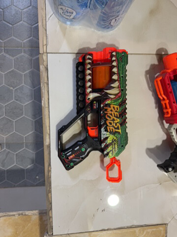 1 nerf gun 2 x shots gum ,2 other - 2