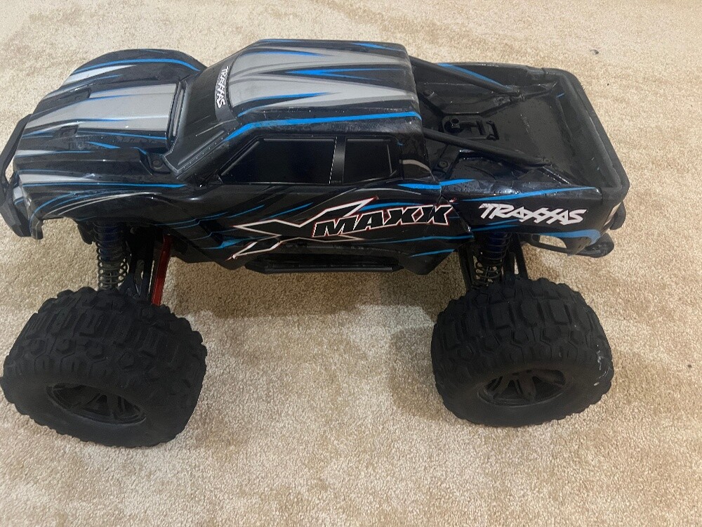 URGENT SALE  Traxxas xmaxx - 3