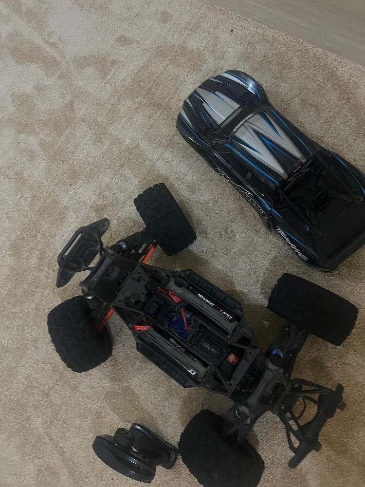URGENT SALE  Traxxas xmaxx - 1