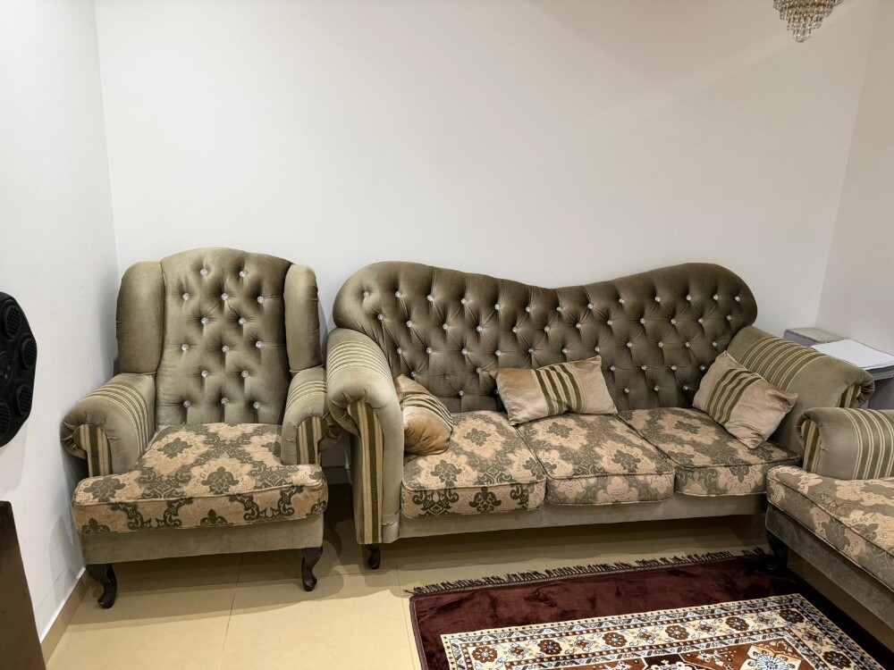 طقم كنب أنيق بحالة ممتازة للبيع - 1