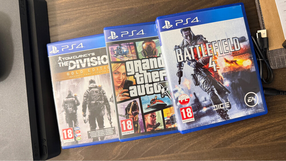 PlayStation 4 with 3 games - 2