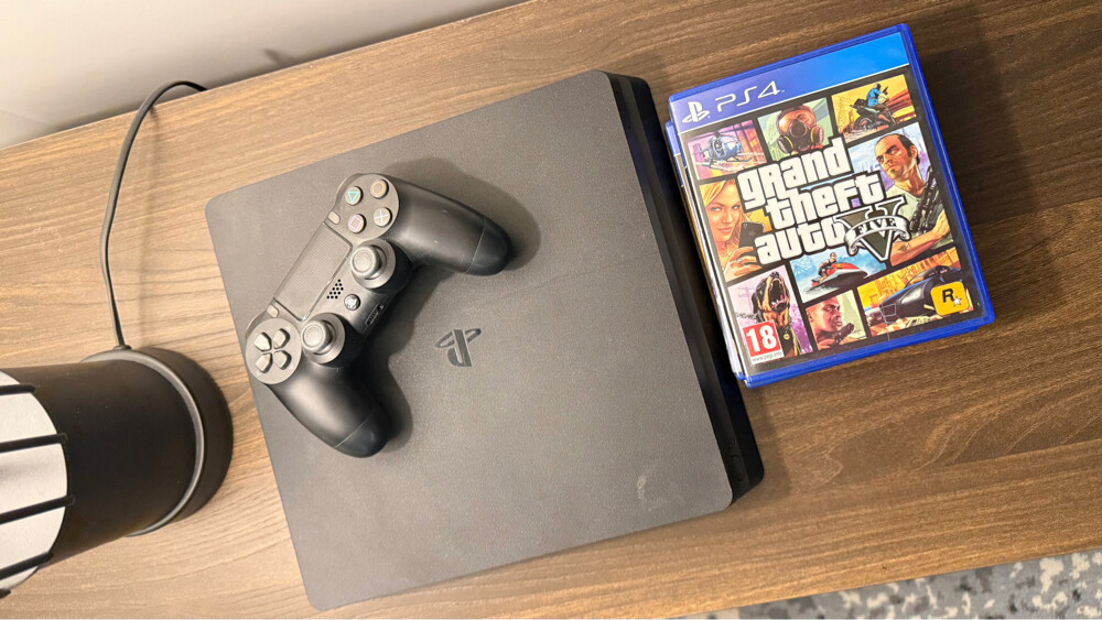 PlayStation 4 with 3 games - 1